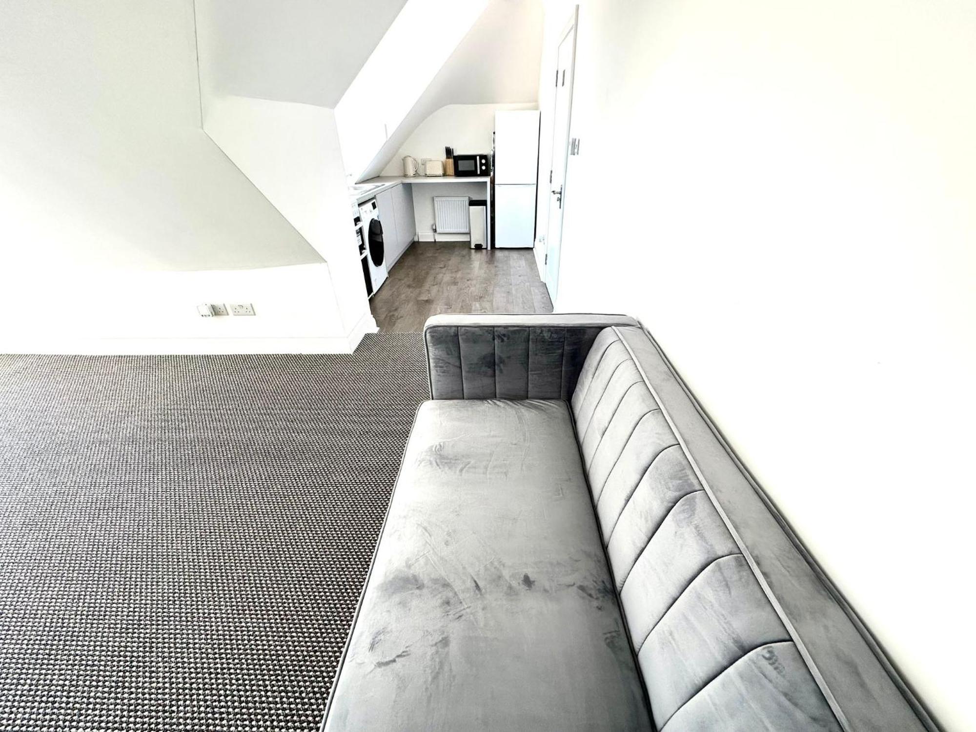 Stylish Modern, Private Apartment,15 Mins To London