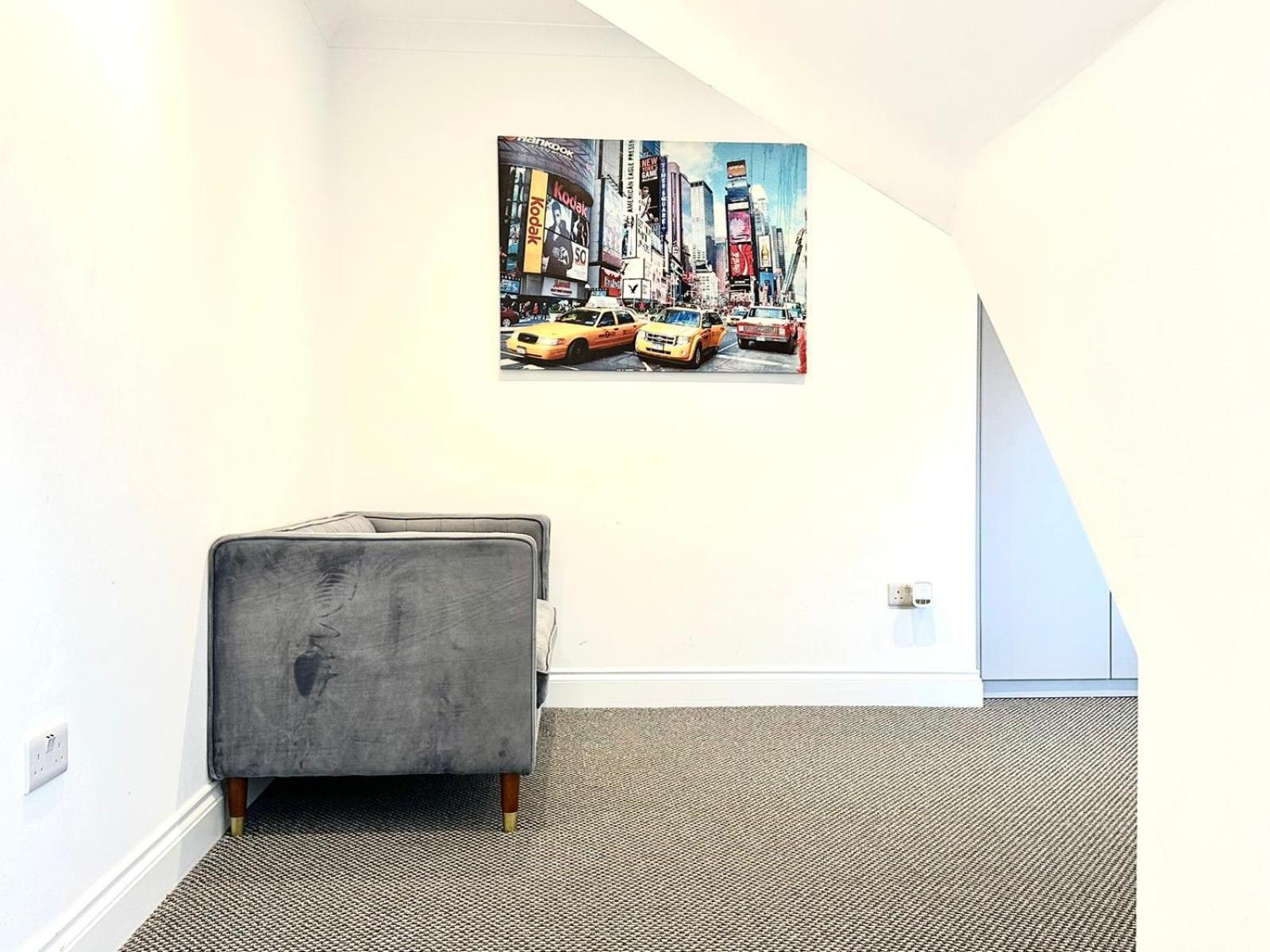 Stylish Modern, Private Apartment,15 Mins To London Apartment