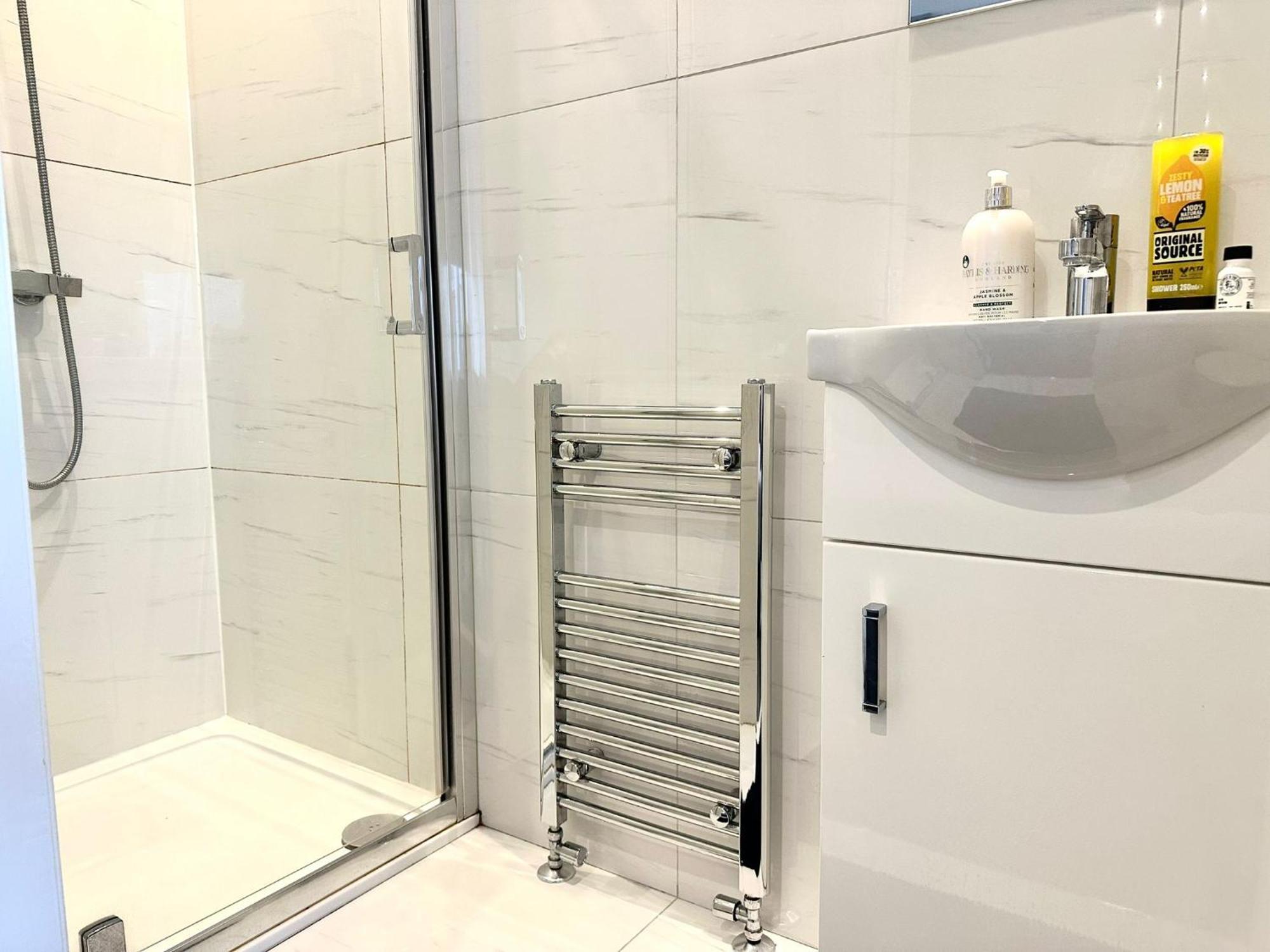 Stylish Modern, Private Apartment,15 Mins To London