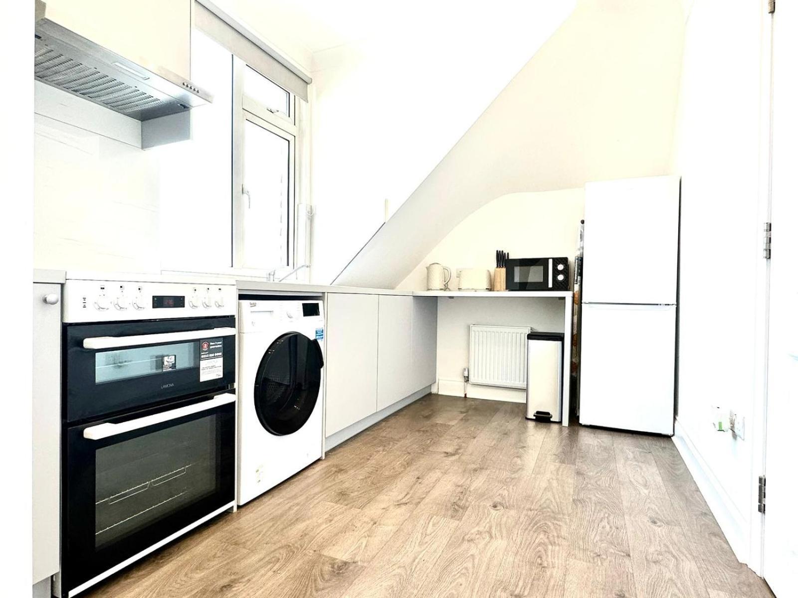 Apartment Stylish Modern, Private Apartment,15 Mins To London