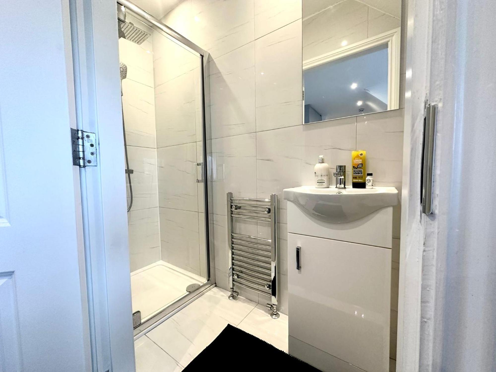 Stylish Modern, Private Apartment,15 Mins To London *