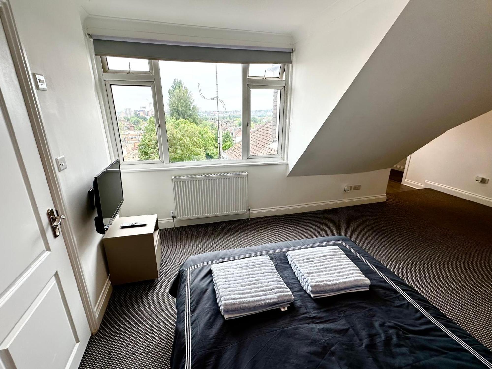 Stylish Modern, Private Apartment,15 Mins To London